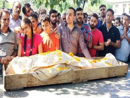 Kashmiri Pandit Pooran Butt cremated in Jammu amid slogans of 'Murdabad' | पाकिस्तान मुर्दाबाद के नारों के बीच कश्मीरी पंडित पूरण भट्ट का जम्मू में अंतिम संस्कार