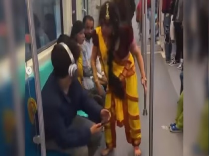 Woman dressed as Manjulika in a metro Viral Video | Viral Video: 'मंजुलिका' के गेटअप में मेट्रो में दिखी युवती, लोगों ने दी ऐसी प्रतिक्रिया, देखें वीडियो