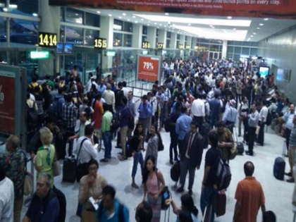 Immigration server down on the third day at Delhi airport, long queues of people on counters | दिल्ली हवाई अड्डे पर तीसरे दिन भी इमिग्रेशन सर्वर डाउन, काउंटरों पर लोगों की लंबी कतारें