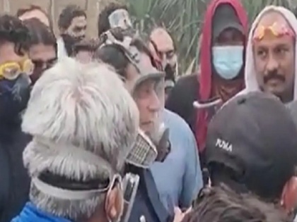 Imran Khan seen outside his house with supporters wearing gas masks, relief also from Lahore High Court on police action | पाकिस्तान: इमरान खान घर के बाहर गैस मास्क पहने समर्थकों के बीच नजर आए, पुलिस एक्शन पर लाहौर हाई कोर्ट से भी मिली राहत