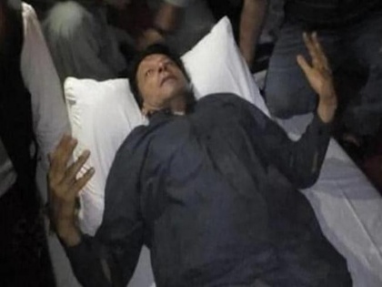 A firing was reported near the container of former PM Imran Khan’s container | पाकिस्तान के पूर्व प्रधानमंत्री इमरान खान के कंटेनर के पास हुई फायरिंग, पैर में लगीं गोलियां, खतरे से बाहर