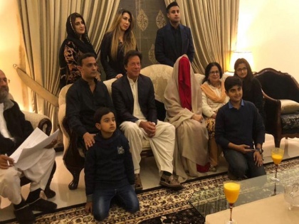 PTI confirm Ex Pak Cricketer Imran Khan Marries His Spiritual Adviser Bushra Bibi In Third Marriage | पूर्व पाकिस्तानी क्रिकेटर इमरान खान ने रचाई तीसरी शादी, 5 बच्चों की मां को बनाया बेगम