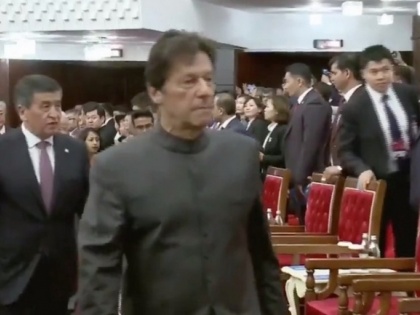 imran khan sco Summit video viral Pak PM breaks diplomatic protocol at summit | पाकिस्तान पीएम इमरान खान SCO समिट की बैठक को लेकर हुये ट्रोल, वीडियो में देखिए उन्होंन क्या किया?