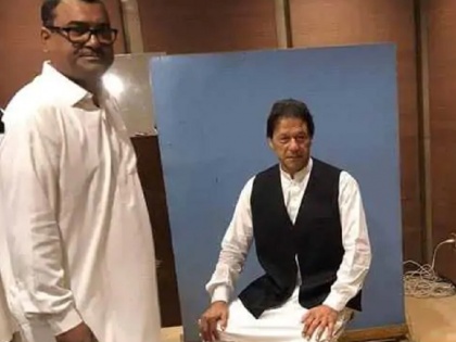 imran khan borrowed waistcoat from national assembly for id card | पाकिस्तान के भावी पीएम इमरान खान ने संसद के कर्मचारी से वेस्टकोट लेकर खिंचाई आईकार्ड के लिए फोटो