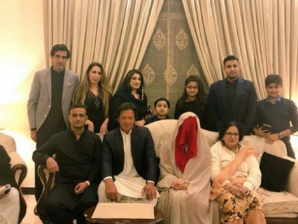 Imran Khan Third Marriage is stumbled, Bushra back to home, Dog is said bone of contention | इमरान खान की तीसरी शादी पर भी संकट! बुशरा लौटीं अपने घर, कुत्ते को लेकर हुआ विवाद