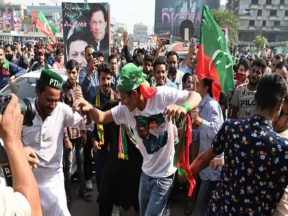 Imran Khan begins 'long march' for early elections in Pakistan | इमरान खान के समर्थक नए सिरे से चुनाव को लेकर विरोध मार्च शुरू करने के लिए लाहौर में जुटे