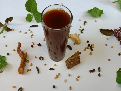 in changing season drink Jaggery Tea to be fit and young health tips in hindi | इस बदलते मौसम में बीमार पड़ने से बचे, जवां और खूबसूरत रहने के लिए पिया कीजिए गुड़ की चाय