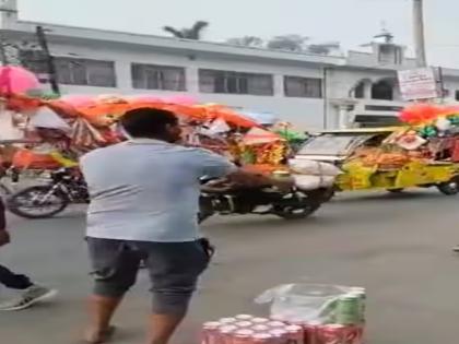 In UP Aligarh the accused was distributing beer by stopping Kanwariyas midway police took this action Watch video | देखें वीडियो: अलीगढ़ में कांवड़ियों को बीच रास्ते में बीयर बांटे जाने का दावा, पुलिस ने आरोपी शख्स के खिलाफ लिया ये एक्शन In UP Aligarh the accused was distributing beer by stopping Kanwariyas midway police took this action Watch video | देखें वीडियो: अलीगढ़ में कांवड़ियों को बीच रास्ते में बीयर बांटे जाने का दावा, पुलिस ने आरोपी शख्स के खिलाफ लिया ये एक्शन