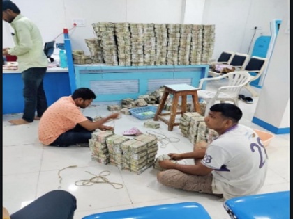 Maharashtra Income Tax raid at jalna businessman, around Rs 100 cr of benami property, Rs 56 cr cash seized | 56 करोड़ कैश, 100 करोड़ की बेनामी संपत्ति, 32 किलो सोना...महाराष्ट्र में कारोबारी के ठिकानों पर आयकर विभाग का छापा