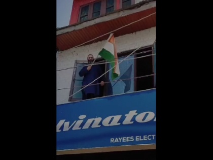 Independence Day 2023 Brother of terrorist Hizbul hoisted tricolor at his house in Sopore video viral | Independence Day 2023: सोपोर में हिजबुल आतंकवादी के भाई ने अपने घर फहराया तिरंगा, वीडियो वायरल
