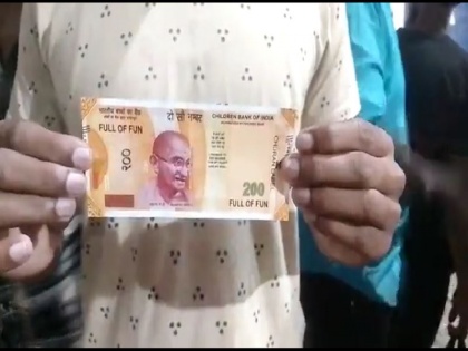 india ATM Amethi 2 fake notes of 200 rupees Churan wala note police | देखें वीडियो: अमेठी के एटीएम से निकला 'चूरन वाला नोट', 200 रुपए के 2 नकली नोट निकलने से मचा हंगामा