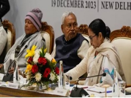 Mamata Banerjee floats 'Mallikarjun Kharge for PM' suggestion at INDIA huddle | इंडिया ब्लॉक की बैठक में ममता बनर्जी ने खड़गे को पीएम पद का उम्मीदवार बनाए जाने का दिया सुझाव, केजरीवाल ने भरी हामी तो असहज दिखी कांग्रेस