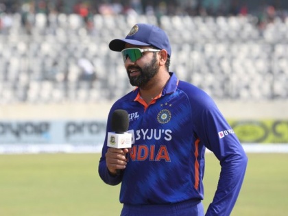 Bangladesh vs India ODI 2022 India Captain Rohit Sharma suffered blow his thumb fielding Medical Team assessed him gone for scans | Bangladesh vs India ODI 2022: भारतीय कप्तान ने छोड़ी कैच, बाएं हाथ से खून निकलने लगा, स्कैन के लिए अस्पताल गए, जानें बीसीसीआई ने ट्वीट कर क्या कहा