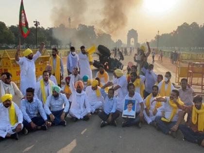 Delhi India gate tractor was set ablaze police says those involved are being identified | कृषि विधेयकों के विरोध में दिल्ली में इंडिया गेट के पास अगजनी, प्रदर्शनकारियों ने ट्रैक्टर में लगाई आग