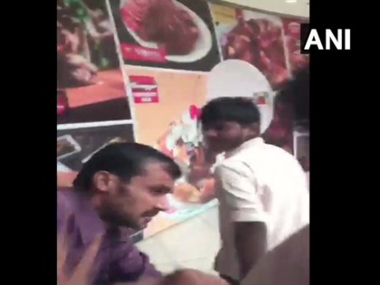 Mangaluru: man beaten for saying India is a Hindu nation, Case registered | कर्नाटकः 'भारत एक हिंदू राष्ट्र है और यहां मुस्लिमों को नहीं आना चाहिए', कहने वाले युवक को लोगों ने मॉल में जमकर पीटा