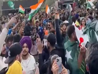 icc t20 world cup watch India, Pak fans dance together on punjabi song outside mcg | भारत और पाकिस्तान के क्रिकेट फैंस का एक साथ जबर्दस्त डांस, वायरल हो रहा मजेदार वीडियो, क्या आप जानते हैं कौन सा था ये गाना?