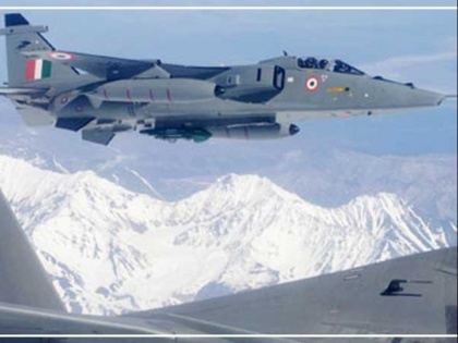Kashmir: Indian Air Force aircraft leaves carrying 320 tourists from Srinagar | कश्मीर: इंडियन एयर फोर्स के विमान श्रीनगर से 320 पर्यटकों के साथ रवाना