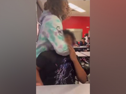 Indian American student 'choked for four minutes' in Texas school, video sparks outrage see video | टेक्सासः मेज पर बैठे भारतीय-अमेरिकी छात्र की गर्दन को श्वेत छात्र ने मरोड़ा, दोपहर के भोजन के दौरान की घटना, वीडियो वायरल