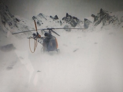Indian Army and Air Force carry-out operations in Sikkim, rescuing helicopter crew members | सेना और वायुसेना का जांबाज अभियान, साढ़े 15000 फुट की ऊंचाई पर बर्फीले पर्वत पर फंसे हेलीकॉप्टर चालक दल के सदस्यों को बचाया