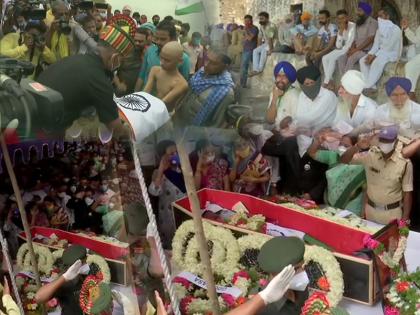 India give farewell to Ladakh bravehearts who lost their live in clash with china in ladakh | तिरंगे में लिपटे 20 सैनिकों के शव पहुंचे देश के अलग-अलग 10 राज्यों में, आज दी जा रही है भावुक विदाई
