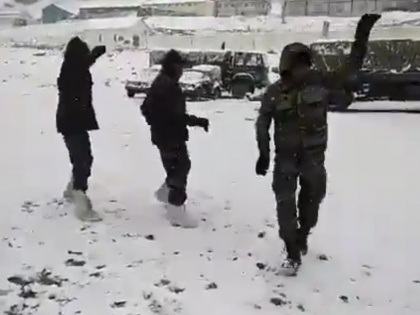 Indian Army soldiers Garba in Siachen video goes viral minister Jitendra Singh share video | सेना के जवानों ने जमा देने वाली ठंड में किया गरबा, मोदी के मंत्री ने वीडियो शेयर कर कहा- 'कुछ बात है कि हस्ती मिटती नहीं हमारी'