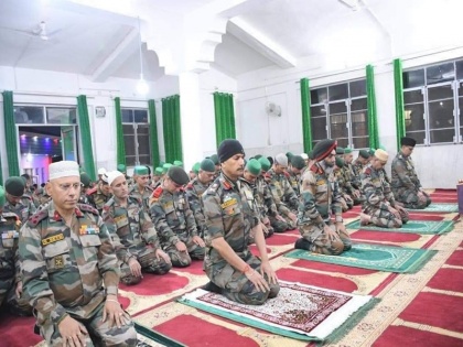 Indian Army General DP Pandey offer Namaz in jammu Kashmir srinagar with other officers and jawans did Iftar with locals see photo viral | भारतीय सेना के जनरल डीपी पांडेय ने अन्य अधिकारी और जवानों के साथ कश्मीर में पढ़ी नमाज, स्थानीय लोगों के साथ किया इफ्तार, देखें फोटो वायरल