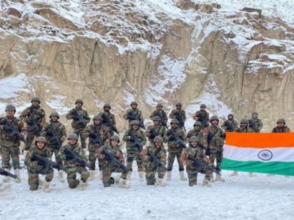 Indian Army unfurls national flag in Galwan valley on New Year china Chinese soldiers | पूर्वी लद्दाख की गलवान घाटी में भारतीय सेना ने चीन के दिया करारा जवाब, फहराया तिरंगा, तस्वीरें वायरल