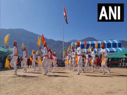 Watch: Army hoists the national flag at a height of 100 feet in Jammu and Kashmir's Doda | Watch: जम्मू-कश्मीर के डोडा में सेना ने 100 फुट की ऊंचाई पर राष्ट्रीय ध्वज फहराया