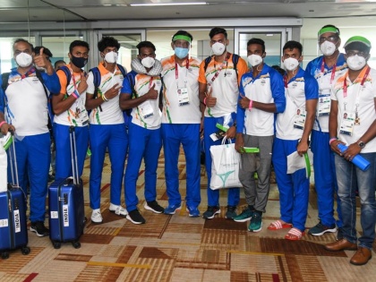 Indian athletes return from Tokyo amid rousing reception at IGI Airport 7 medal | टोक्यो से दिल्ली पहुंचे पदक विजेता, उमड़े लोग, स्वागत में बज रहे हैं बैंड-बाजे, ढोल-नगाड़े