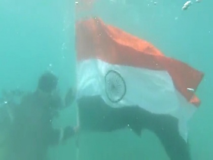 Indian Coast Guard hoisted tricolor depths sea watch video Har Ghar Tiranga Campaign pm modi amit shah | भारतीय तटरक्षक बल ने समुद्र की गहराई में जाकर ऐसे फहराया तिरंगा, देखें रोमांच से भरपूर ये वीडियो