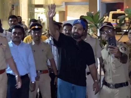 Champions Trophy win 2025 Indian cricketers quietly returned home get week's rest before IPL Departed for home from Delhi-Mumbai airport, watch video | Champions Trophy win 2025: चैंपियंस ट्रॉफी जीतने के बाद भारतीय टीम का सम्मान समारोह क्यों नहीं?, दिल्ली-मुंबई एयरपोर्ट से घर को रवाना, देखें वीडियो