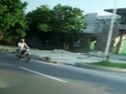 ISI member chases vehicle of India's Charge d'affaires Gaurav Ahluwalia see video | Video: पाकिस्तान में भारतीय राजनयिक की कार का ISI वाले बाइक से कर रहे हैं पीछा, घर पर भी नजर