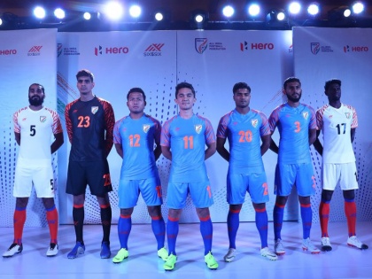 Indian football team gets new kit | नए साल में नई जर्सी में दिखेगी भारतीय टीम, सात खिलाड़ियों ने किया रैंप वॉक