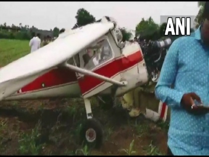 indian navy Trainee plane crashes Maharashtra Pune Kadbanwadi village Indapur taluka female pilot injured accident | Video: महाराष्ट्र के पूणे में एक ट्रेनी विमान हुआ क्रैश, दुर्घटना में 22 साल की महिला पायलट हुई घायल