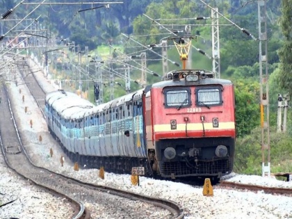 Several trains arrived in Uttar Pradesh carrying migrant laborers from Bengaluru, Surat, Hyderabad and Jalandhar | बेंगलुरु, सूरत, हैदराबाद और जालंधर से प्रवासी मजदूरों को लेकर उत्तर प्रदेश पहुंची कई ट्रेनें