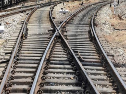 Big rail accident averted in western railway by Shepherd on Delhi-Mumbai route | चरवाहे की सूझबूझ से दिल्ली-मुंबई मार्ग पर टला बड़ा रेल हादसा, टूटी हुई थी पटरी, दो किमी आगे जाकर लहराया लाल कपड़ा