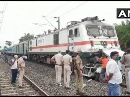 Patna-Ranchi Janshatabdi Special train car passengers killed crossing the railway tracks Patna-Gaya section bihar | पटना-गया रेलखंड पर ट्रेन और कार में टक्कर, इंजन के साथ एक किलोमीटर तक घसीटती चली गई CAR, पति, पत्नी और बेटी की मौत
