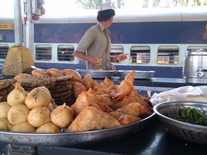 piyush goyal indian railway minister announced no bill no payment policy on vendors in trains and platforms irctc food and catering services | यात्रीगण कृपया ध्यान दें! अब रेल और प्लेटफार्म पर फ्री मिलेगा खाने-पीने का सामान, जानिये कैसे