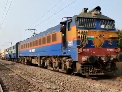 Loco pilot backs train for 500 meter rescues unconscious passenger | ट्रेन से गिरे व्यक्ति को बचाने ड्राइवर ने उलटी दिशा में 500 मीटर ट्रेन चलाई, जाबांजी का वीडियो हुआ वायरल