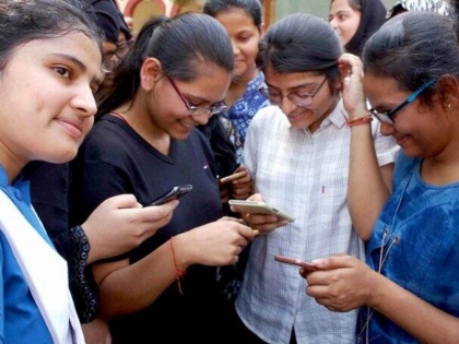 Process To Distribute Free Smartphones In Punjab To Start In December | दिसंबर से युवाओं को मिलेगा फ्री स्मार्ट फोन, 11वीं और 12वीं की छात्राओं से होगी योजना की शुरुआत
