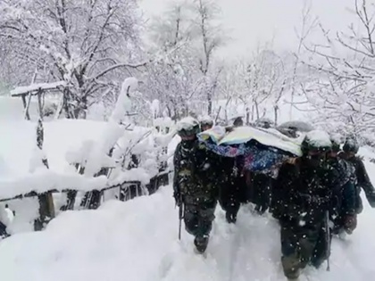 Indian Army cross knee-deep snow to help mom newborn reach home in Jammu watch video | भारतीय सेना के जाबांजो ने फिर जीता लोगों का दिल, किया कुछ ऐसा कि हर कोई कर रहा सलाम, वीडियो वायरल