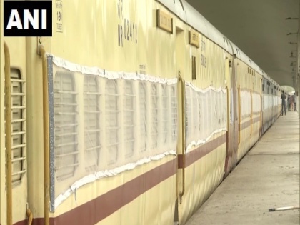 Railways first isolation coach deployed in Delhi to aid treatment of Covid-19 patients | कोरोना वायरस के खतरे के बीच दिल्ली में तैनात हुई रेलवे की आइसोलेशन कोच ट्रेन
