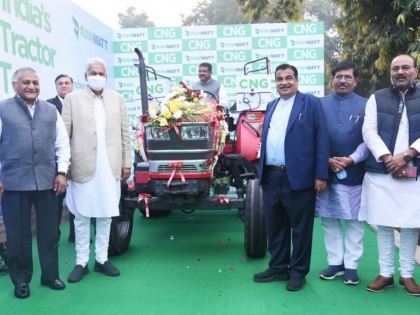 India’s first-ever diesel Tractor converted to CNG launched Nitin Gadkari farmer delhi punjab haryana | सीएनजी से चलने वाला भारत का पहला ट्रैक्टर लांच, जानिए खासियत, खेती में कितना खर्च कम होगा...