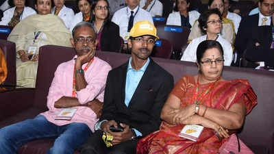 Dr Shakthy Sanjay Kandasamy's journey India's first pediatric liver transplantee now a doctor Liver transplant first time in India in 1998 'Baby Sanjay' grew up after 25 years and became 'Dr Sanjay', know what story | Dr Shakthy Sanjay Kandasamy's journey: 1998 में भारत में पहली बार जिगर प्रतिरोपण, ‘बेबी संजय’ 25 वर्ष बाद बड़ा होकर ‘डॉ संजय’ बना, जानें क्या है कहानी Dr Shakthy Sanjay Kandasamy's journey India's first pediatric liver transplantee now a doctor Liver transplant first time in India in 1998 'Baby Sanjay' grew up after 25 years and became 'Dr Sanjay', know what story | Dr Shakthy Sanjay Kandasamy's journey: 1998 में भारत में पहली बार जिगर प्रतिरोपण, ‘बेबी संजय’ 25 वर्ष बाद बड़ा होकर ‘डॉ संजय’ बना, जानें क्या है कहानी