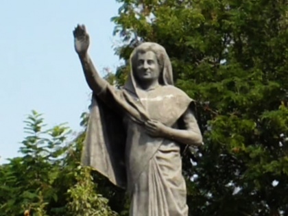 MP: Indira Gandhi's statue yet to unveil from last 33 years | आज भी अनावरण के इंतजार में यहां खड़ी है इंदिरा गांधी की प्रतिमा, 33 साल से पहले हुआ था निर्माण