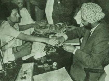 Indira Gandhi Death Anniversary: When 1st Lady PM Donates Her Jewellery During India-China War 1962  | जब 1962 के युद्ध में इंदिरा गांधी ने देश के लिए दान कर दी थीं चूड़ियां और गहने
