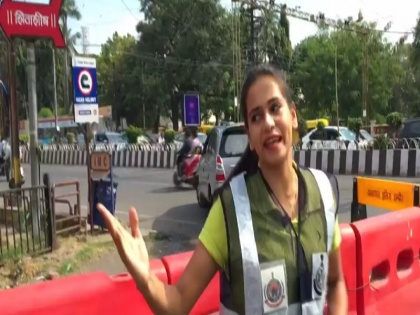This girl manages traffic with her dance moves in Indore video goes viral | सड़क पर डांस कर लोगों को ट्रैफिक रूल समझा रही है ये लड़की, वायरल हुआ वीडियो
