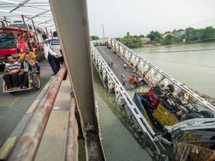 Indonesia bridge collapse leaves 7 dead, several injured and three missing | इंडोनेशिया में पुल ढहने से सात लोगों की मौत, तीन लापता
