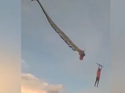 Video: 12-year-old child flew in the air with a kite, see the shocking video | Video: पतंग के साथ हवा में उड़ गया 12 साल का बच्चा, देखें हैरान करने वाला वीडियो