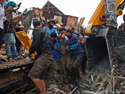 Indonesia earthquake teams find bodies earthquake death toll rises to 85 thousands homeless 800 injured | इंडोनेशिया भूकंप: मरने वाले की संख्या 85, हजारों बेघर, 800 से अधिक घायल, बचाव कार्य तेज...